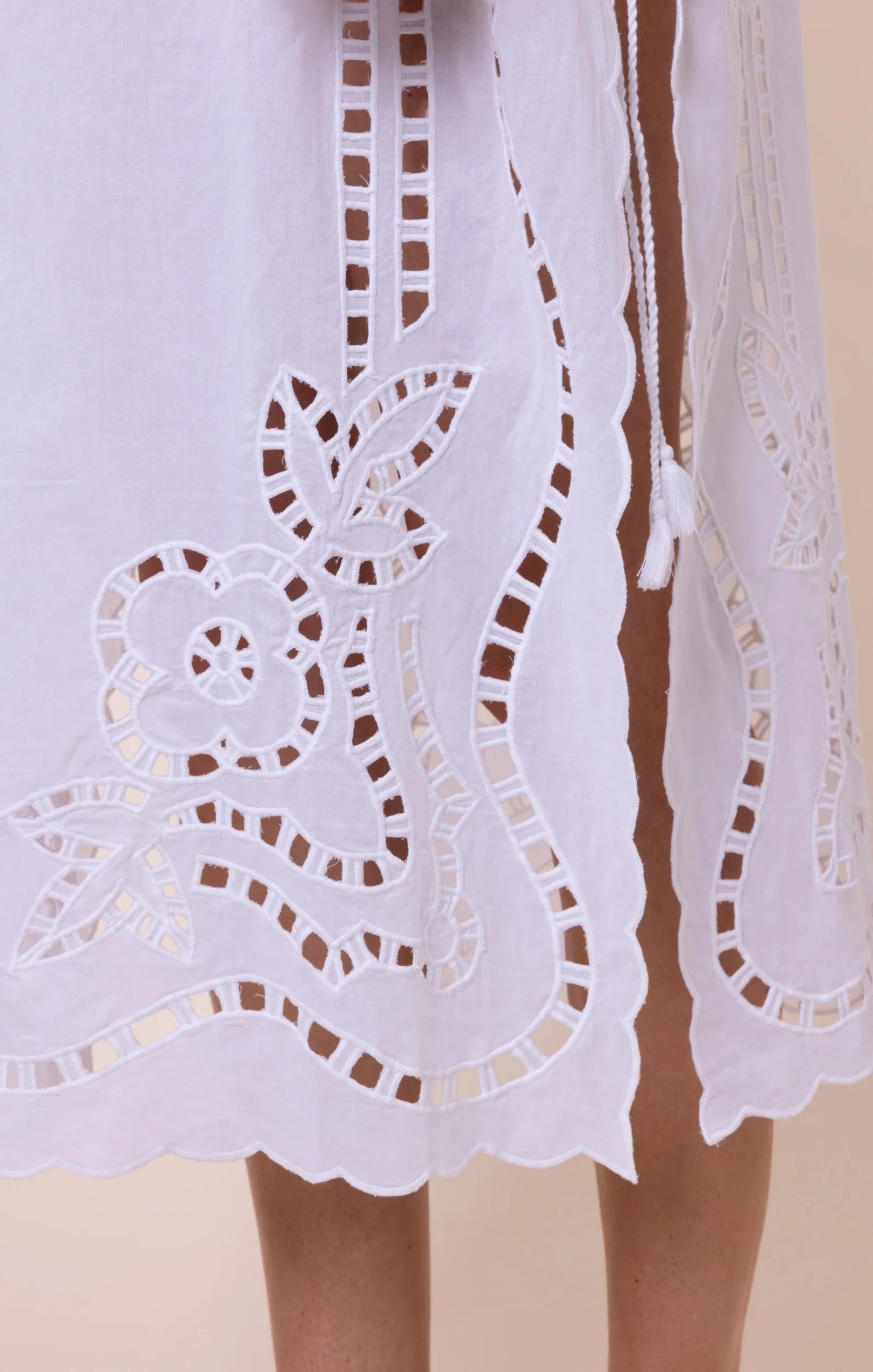 Juliet Dunn Narrow Poncho with Oversized Cutwork - white